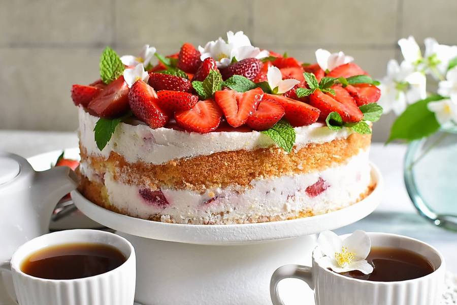 Сметанный торт с клубникой