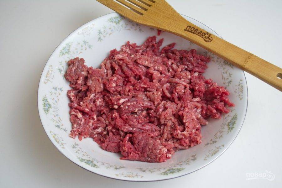 Для приготовления блюда возьмите говядину. Я взяла мясо говяжью пашину. Это более дешевый сорт мяса. Отлично подходит для приготовления таких блюд и котлет. Перекрутите мясо на мясорубке.