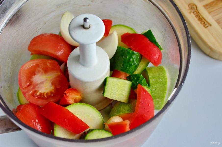 Все овощи порубите крупно и сложите в чашу измельчителя.