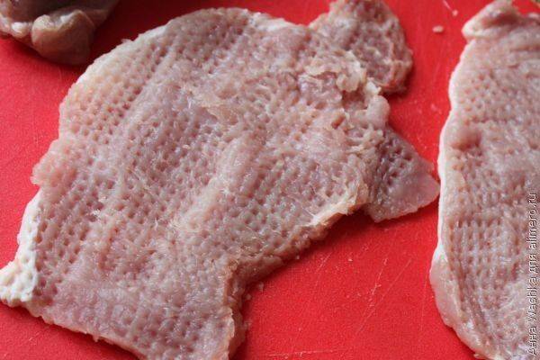 2. Каждый кусочек аккуратно отбить молоточком. Если мясо нарезано слишком тонко, то его можно накрыть пищевой пленкой. Отбить слегка с двух сторон. 