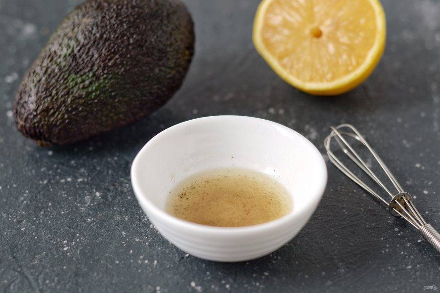 Для заправки смешайте оливковое масло, белый винный уксус и лимонный сок. Посолите и поперчите по вкусу. 