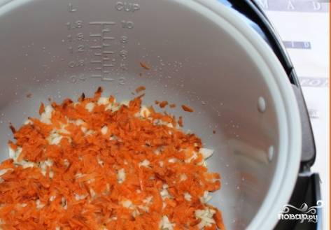 1. В чашу мультиварки выливаем примерно ложку масла, добавим измельченные лук и морковку, в режиме "Жарка" готовим 10-15 минут. 