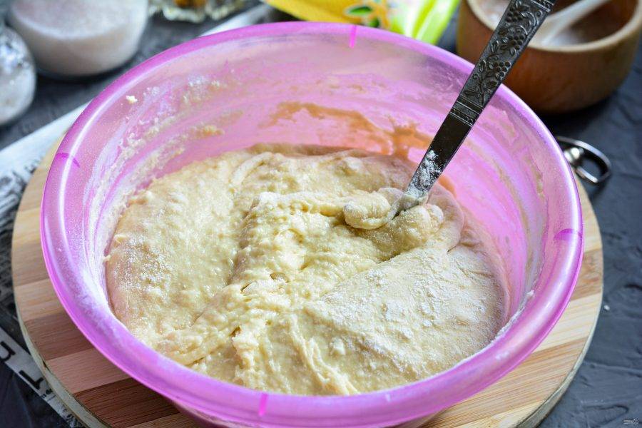 Замесите мягкое тесто, которое слегка липнет к рукам. При замесе можно смазать руки растительным маслом.