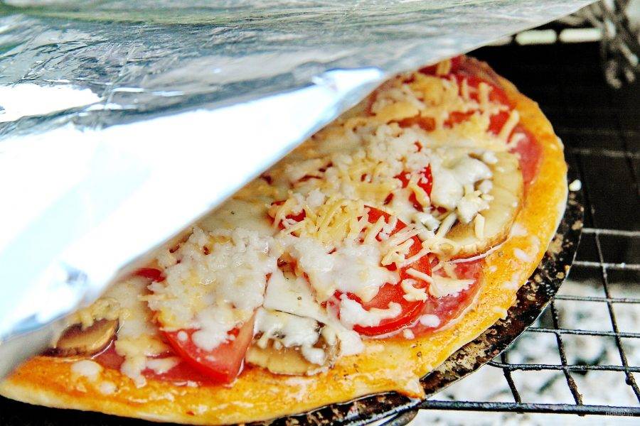  Чтобы сыр хорошо расплавился, накройте пиццу в самом конце сверху специальной крышкой или кусочком фольги.