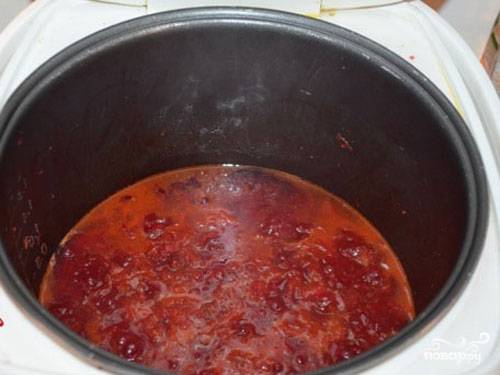 5. Добавьте томат или пасту (предварительно разведите ее небольшом количестве воды). Подсолите немного, добавьте ложку сахара и щепотку перца. 