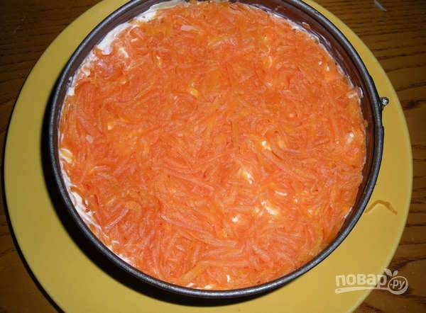 6. Следующим слоем будет тертая морковь и обязательно майонез, иначе салат будет суховатым. 
