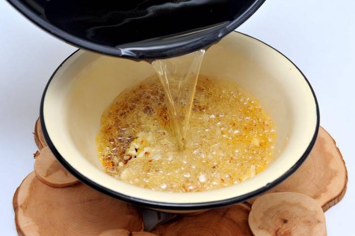 3. Теперь масло раскаляем в сковороде, пока не забулькает. Заливаем одним махом в соус, и перемешаем. Держим под крышкой до полного остывания. 