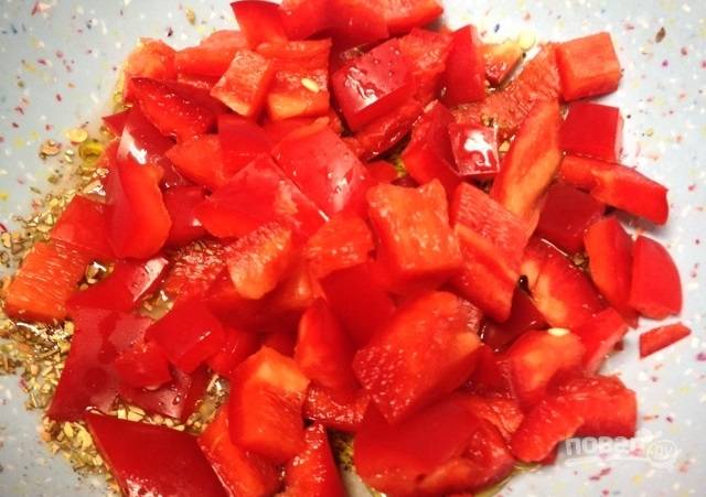 2.	Промойте и нарежьте болгарский перец, добавьте его в миску со специями.