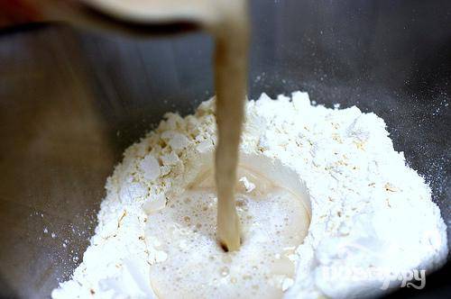 1. Перемешать дрожжи с теплой водой в миске и дать постоять около 5 минут. Мелко нарезать лук. Натереть сыр на крупной терке.
Поместить 1 1/2 стакана муки в миску, сделать углубление в центре муки и добавить дрожжи. Хорошо перемешать. Перемешать яйца, 1 столовую ложку масла, 1 1/2 чайной ложки соли вилкой в отдельной миске. Добавить яичную смесь в дрожжевую смесь и перемешать деревянной ложкой или рукой, пока тесто не станет мягким. Выложить тесто на посыпанную мукой поверхность и замесить, используя дополнительную муку при необходимости, около 5 минут. Выложить тесто в смазанную маслом миску, накрыть полиэтиленовой пленкой и дать подняться в теплом месте, пока оно не увеличится в объеме вдвое, 1 - 1 1/2 часа.