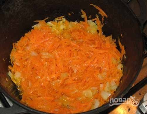 2. На сковороде с небольшим количеством масла обжарьте измельченный лук с тертой морковью. 