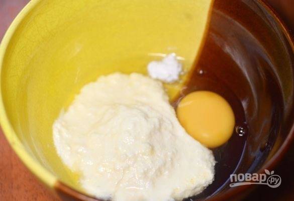 2.	В отдельную миску вбиваю куриное яйцо, затем добавляю к нему сметану, 1 щепотку соли и пакетик ванильного сахара, перемешиваю.
