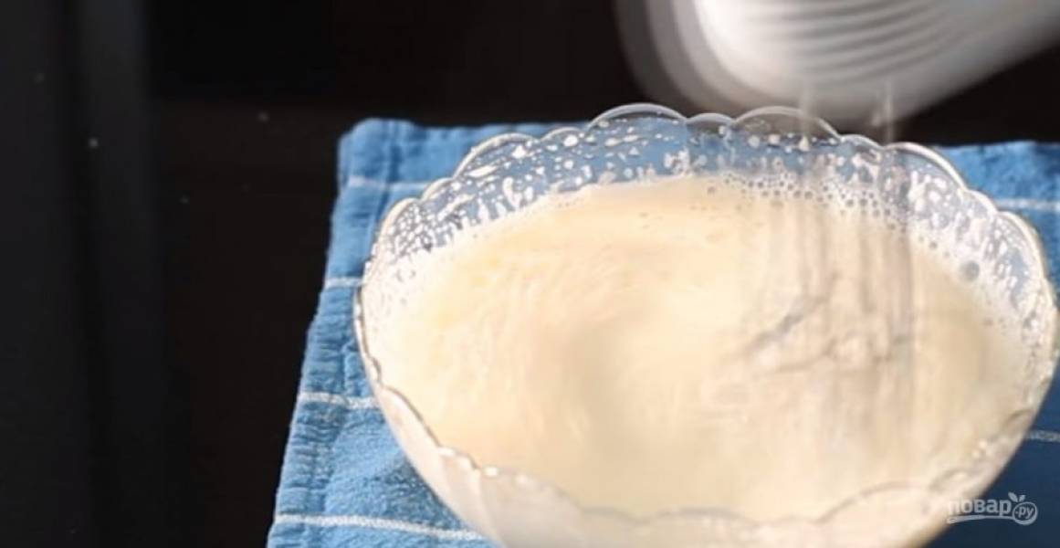 4. Проделайте отверстие в каждом шарике сразу после выпечки, чтобы вышел пар. Для крема молоко с ванилином доведите до кипения. В отдельной миске смешайте яйца с сахаром миксером.