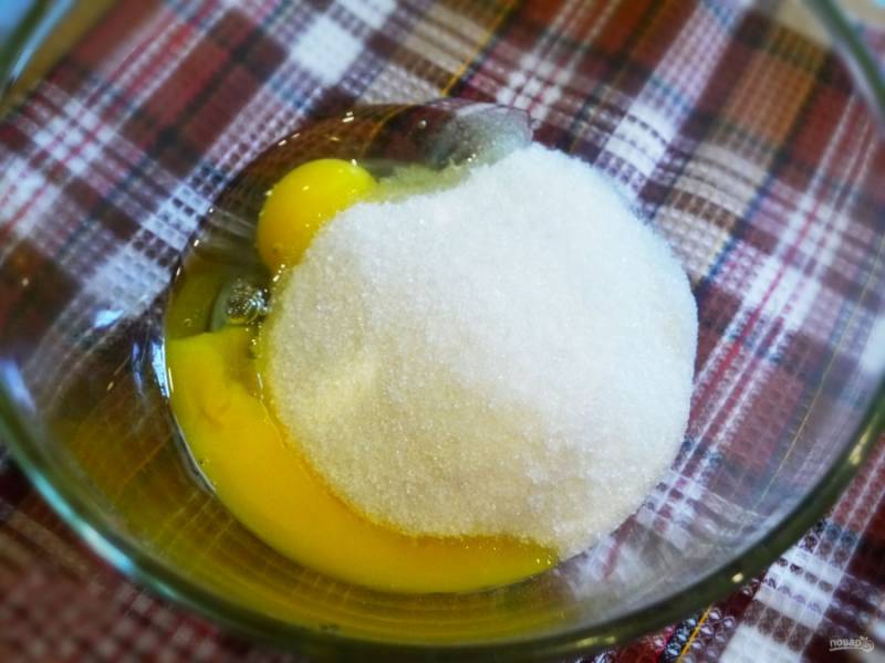 Яйца взбейте сахаром, добавьте к ним соль и разрыхлитель. Совет: если хотите получить красивый желтый цвет теста, добавляйте разрыхлитель с шафраном. 