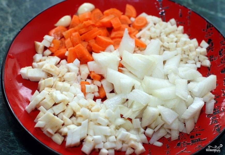 Корни петрушки и сельдерея помыть, почистить нарезать кубиками. Морковь помыть, почистить нарезать кубиками. Лук почистить, нарезать кубиками.