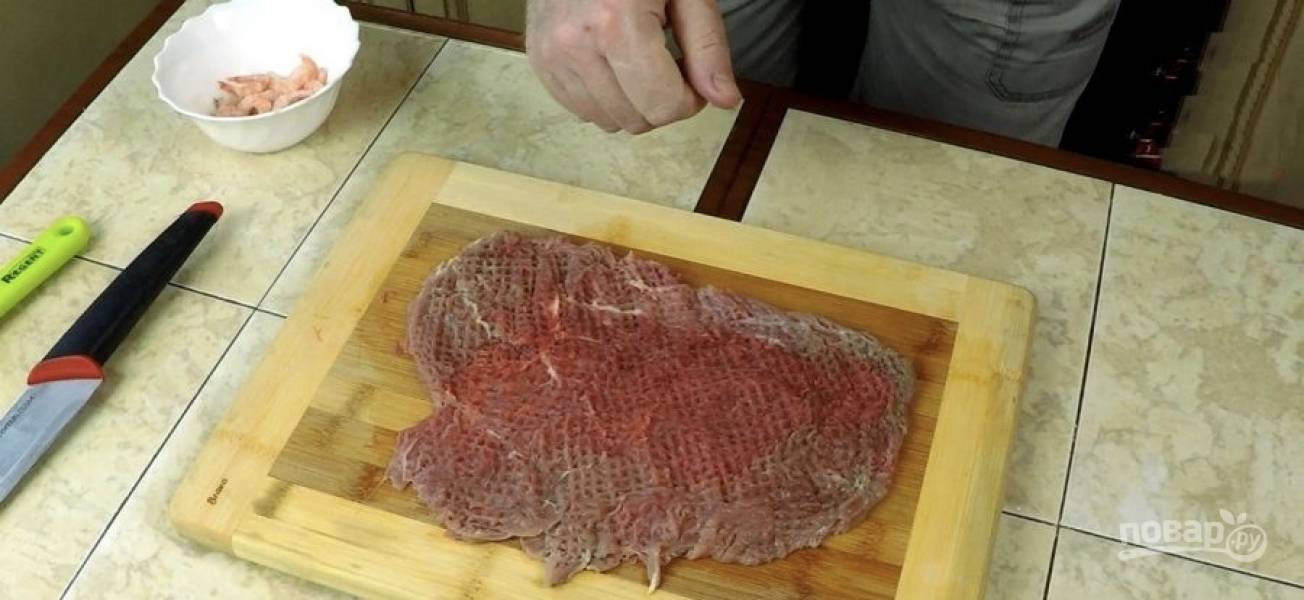 Отбиваем аккуратно мясо с одной стороны, увеличивая его в размере по диаметру в 4-5 раз, превращая образно в блин. Солим верхнюю часть.