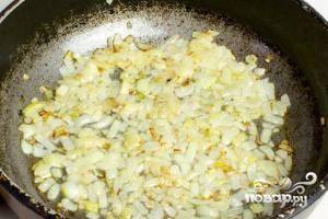 Обжариваем лук в разогретой сковороде на растительном масле 2-3 минуты, до золотого цвета.