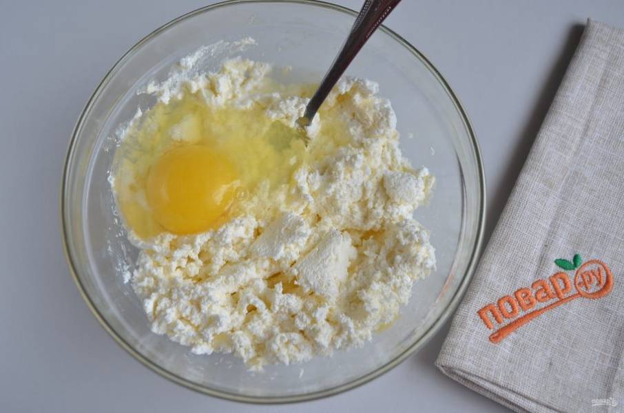 3. Добавьте сырое яйцо, перемешайте тщательно, чтобы масса стала однородной. 