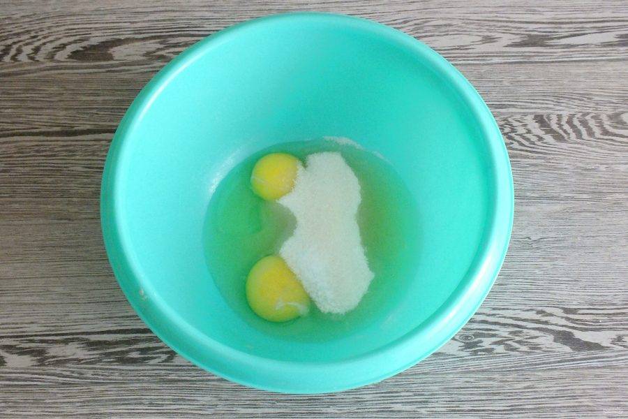 Соедините в чаше яйца и сахар.