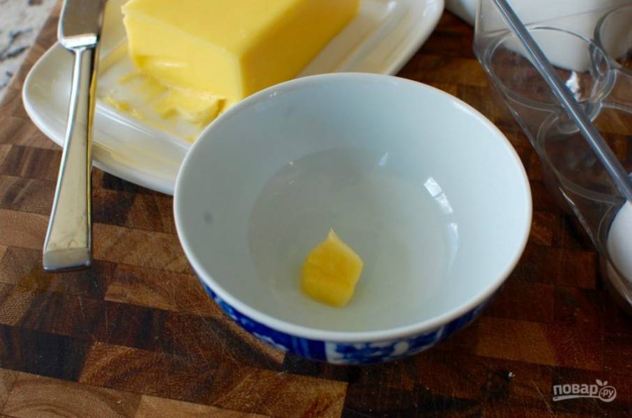 1.	Маленьким кусочком сливочного масла смажьте небольшую глубокую тарелочку.
