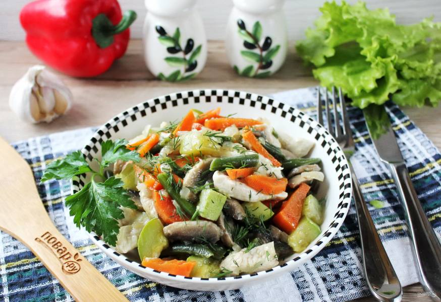 Куриное филе с овощами на сковороде