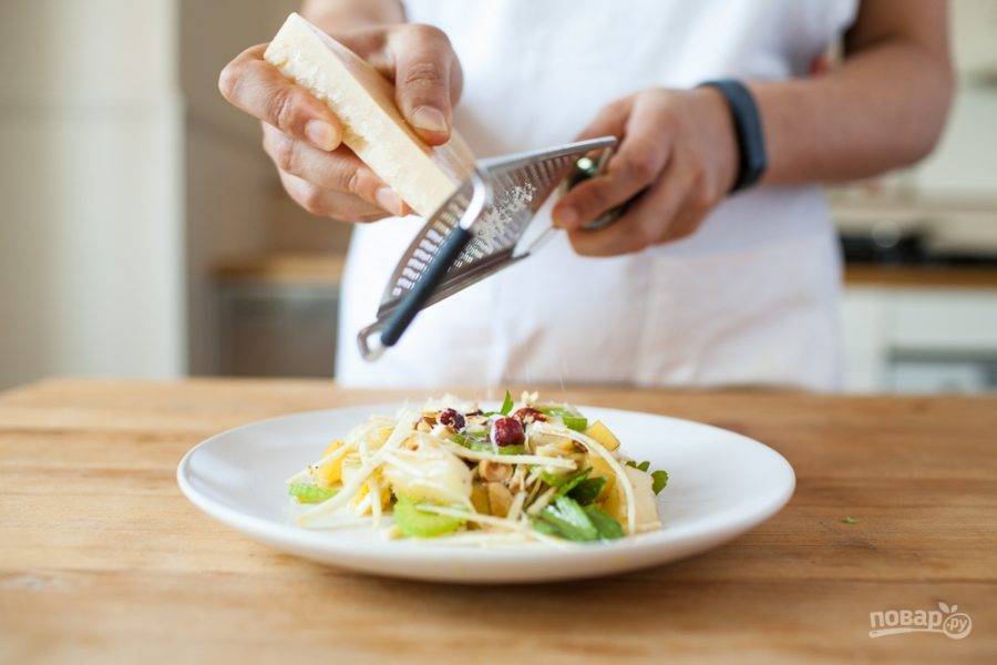 5.	Полейте салат заправкой, перемешайте хорошенько и добавьте тертый пармезан.