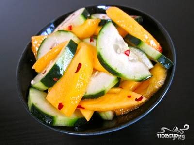 Заправляем салат уксусной смесью - и салат с манго готов к употреблению!