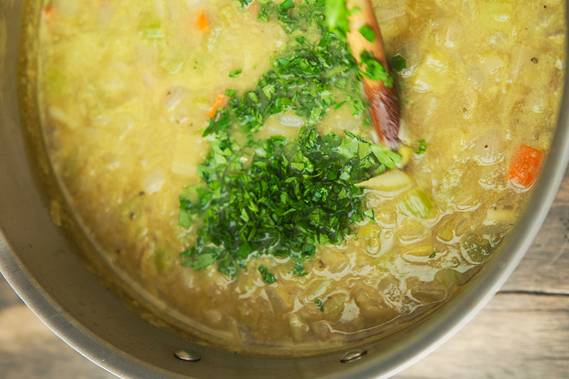 8. Варите на медленном огне. Измельчите немного свежей зелени, добавьте её в суп. 