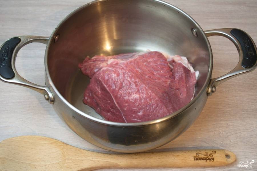 Для приготовления мяса под соусом сметанным мы возьмем мякоть говядины. Мясо кладем в широкую кастрюлю. Заливаем водой так, чтобы вода полностью покрывала мясо и слегка выступала на 3-4 см. выше уровня мяса. Ставим мясо на огонь. Когда вода закипит, снимаем пенку. Добавляем к мясу крупно нарезанную морковь и лук, несколько лавровых листиков, варим мясо 1,5-2 часа до готовности на среднем огне. Если вода выкипит, подлейте воды столько, чтобы в итоге мясо всегда было ею покрыто.