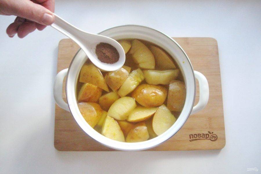 Варите яблоки 15 минут. После добавьте корицу.