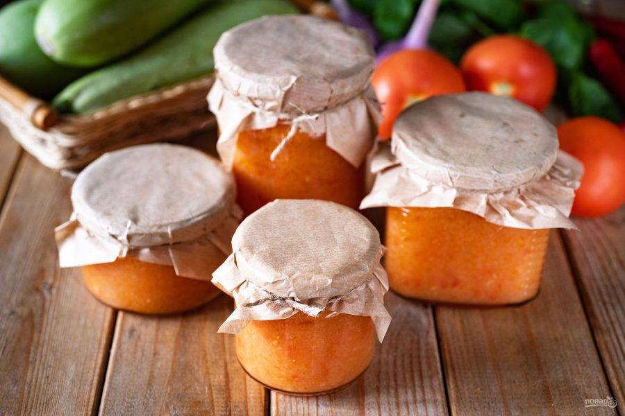 Утром можно отправлять банки с кабачковой икрой на хранение в кладовую.