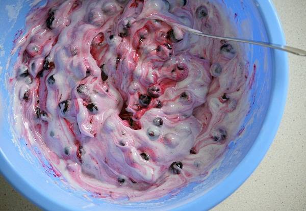 6. Аккуратно добавить ягоду и плавно мешать в белки. Чтобы швабский пирог со смородиной в домашних условия был нежный, важно не потерять эту воздушность белков. 