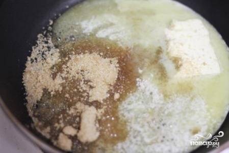 3. На сковороду параллельно отправьте сливочное масло и сахар. Растопите его на среднем огне, помешивая. 