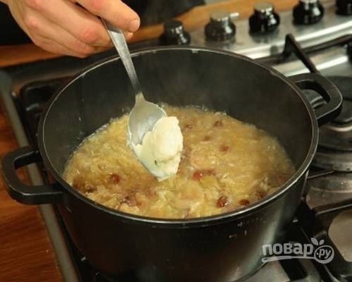 Отдельно смешайте муку со свиным салом (или сливочным маслом), добавьте в суп, перемешайте. Продолжайте варить, помешивая, на среднем огне, пока суп не загустеет. Приправьте солью и молотым черным перцем.