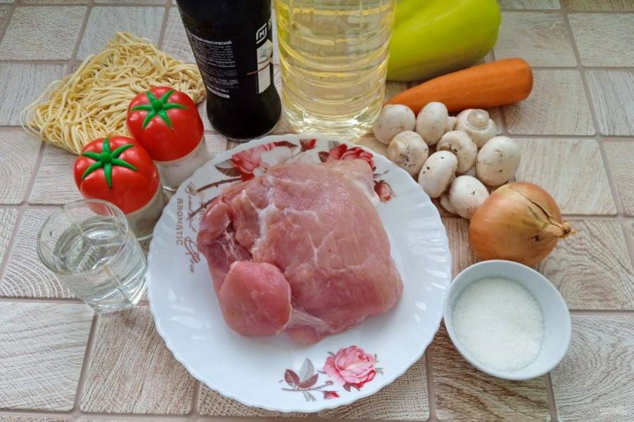Подготовьте ингредиенты для приготовления кисло-сладкой лапши со свининой и овощами.