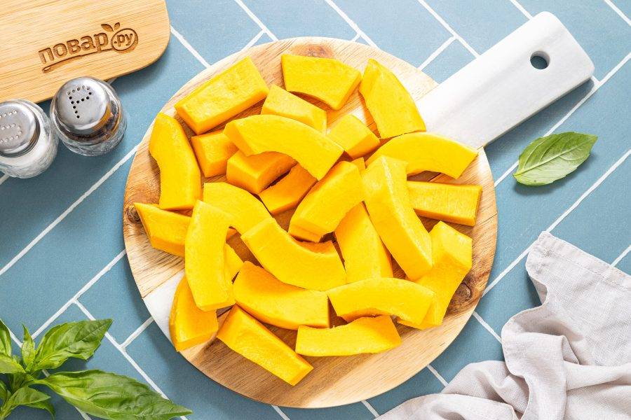 Нарежьте тыкву на ломтики среднего размера.