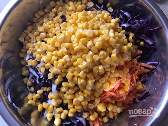 4. В миску к остальным ингредиентам добавьте кукурузу.