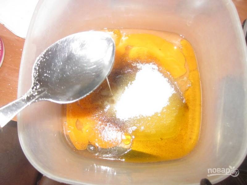 В другую ёмкость добавляем 2 яйца, ванильный сахар, оставшийся обычный сахар, щепотку соли, 3 столовые ложки растительного масла и растопленное сливочное масло.