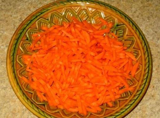 Морковку потрите на крупной терке. 
