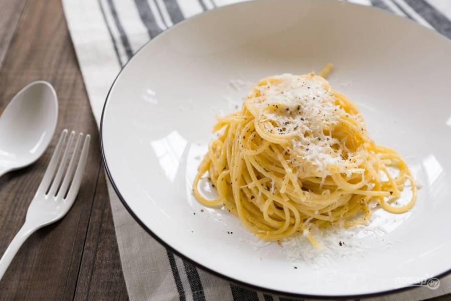 Спагетти с сыром и помидорами на сковороде