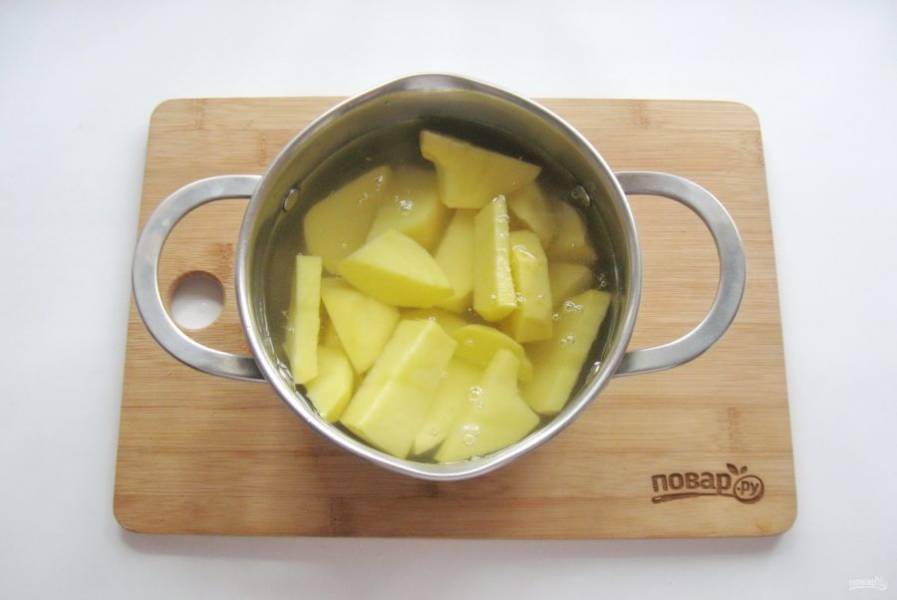 Картофель очистите, помойте и нарежьте. Выложите в кастрюлю и залейте фильтрованной водой.