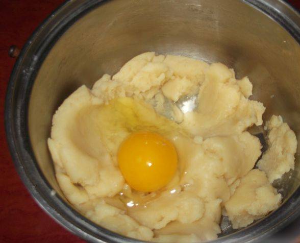 4. Когда тесто немного остынет, добавляем яйца и замешиваем тесто.