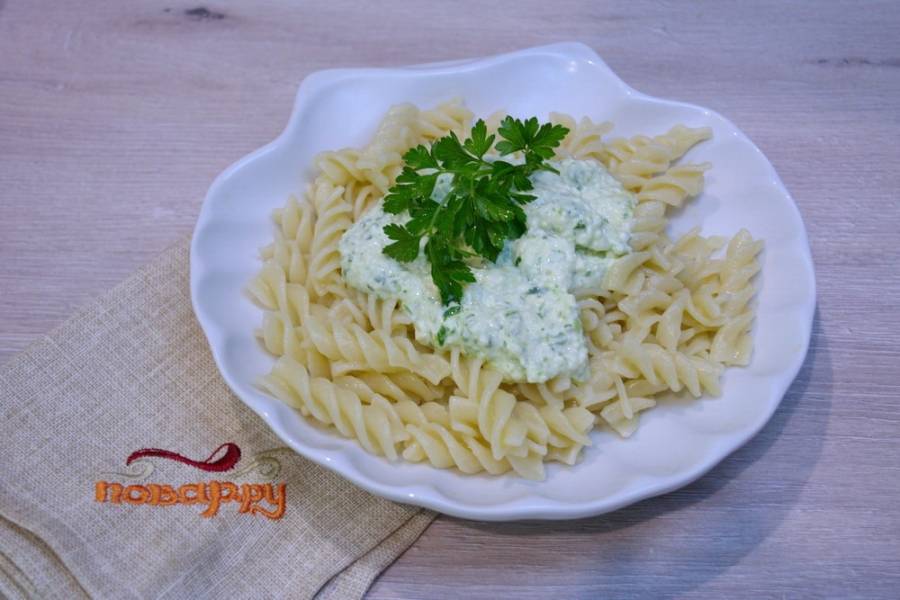 Подайте макароны под сырным соусом к столу. Великолепный соус. Сразу и не угадаешь из какого сыра он приготовлен. Масса очень нежная. Очень всем рекомендую.