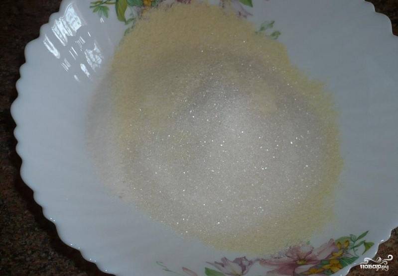 В тарелке смешайте обо вида муки и сахар. В другой ёмкости соедините масло с водой, добавьте к ним погашенную уксусом соду.