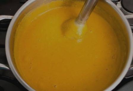 Когда чечевица сварится, измельчаем суп до кремообразного состояния с помощью блендера. Вот сейчас нам пригодится тот бульон, который мы оставляли. С его помощью доводим суп до нужной консистенции. Бульон добавляем горячим!