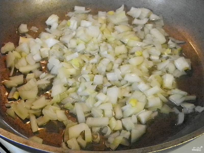 Отправьте лук на сковороду, обжарьте его с растительным маслом до полуготовности.