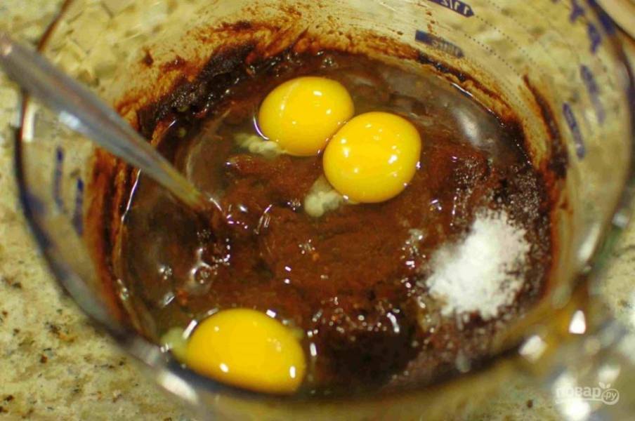 4.	Вбейте куриные яйца, добавьте ваниль и перемешайте.