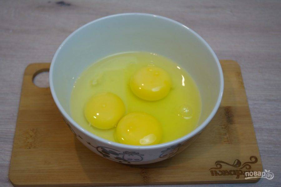 3. В мисочку вбейте несколько яиц.  Заливку для карбонары мы будем готовить отдельно. 