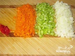 Мелко порезать лук,морковь, сельдерей, перец чили.
