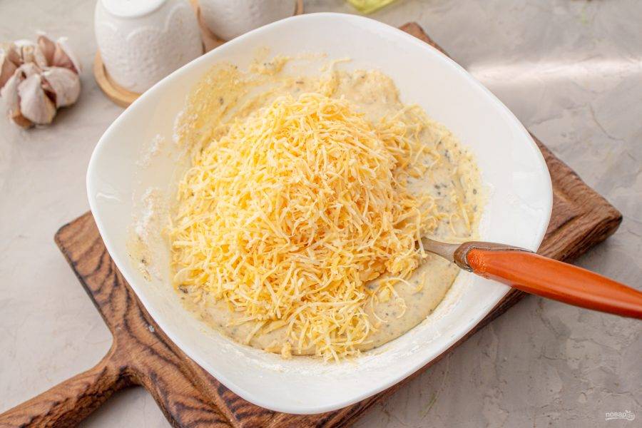 Сыр натрите на терке, добавьте к тесту и перемешайте. Тесто получается чуть гуще, чем на оладьи. 