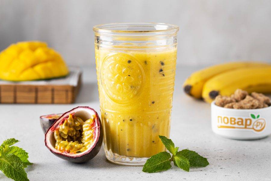 Детокс-коктейль с маракуйей, манго и бананом готов!